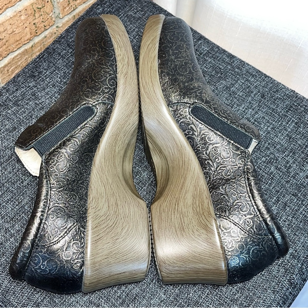 Alegria Eryn Bronze Tooled Leather Clogs Slip On Comfort Shoes EU 39 US 8 8.5 - Picture 4 of 7
